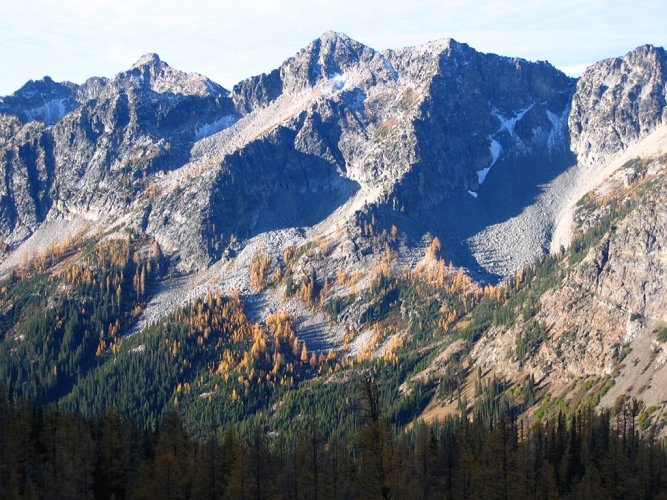 As we began to climb up the Cardinal Gully, the later morning light threw harsh contrast onto the valley.
You can see how the larches occupy a narrow band of elevation between the firs below and the rock above.